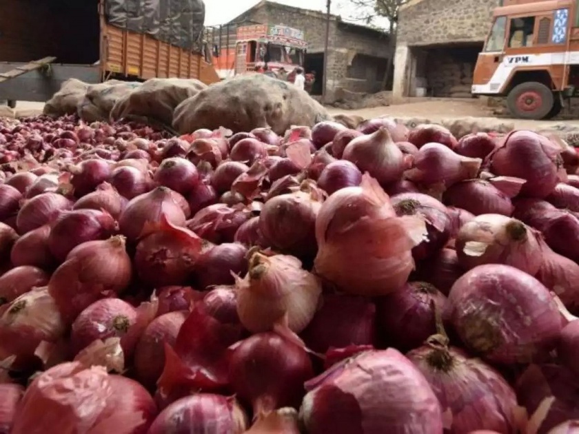 Water in the eyes of consumers with expensive onions | महागड्या कांद्याने ग्राहकांच्या डोळ्यांत पाणी