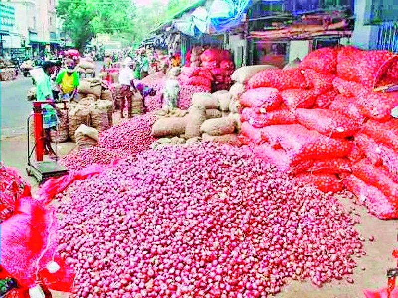 Cheating of onion growers by other states merchants in Pune district | पुणे जिल्ह्यात परप्रांतीय व्यापाऱ्यांकडून कांदा उत्पादकांची फसवणूक 