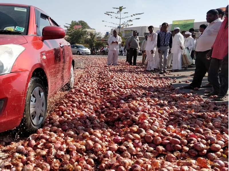 In Vaijapura, after receiving 52 paise kg rate for onion, the farmer discarded onion on the street and expressed his anger | वैजापुरात ५२ पैसे किलोचा दर मिळाल्याने शेतकऱ्याने भरचौकात कांदा टाकून व्यक्त केला संताप