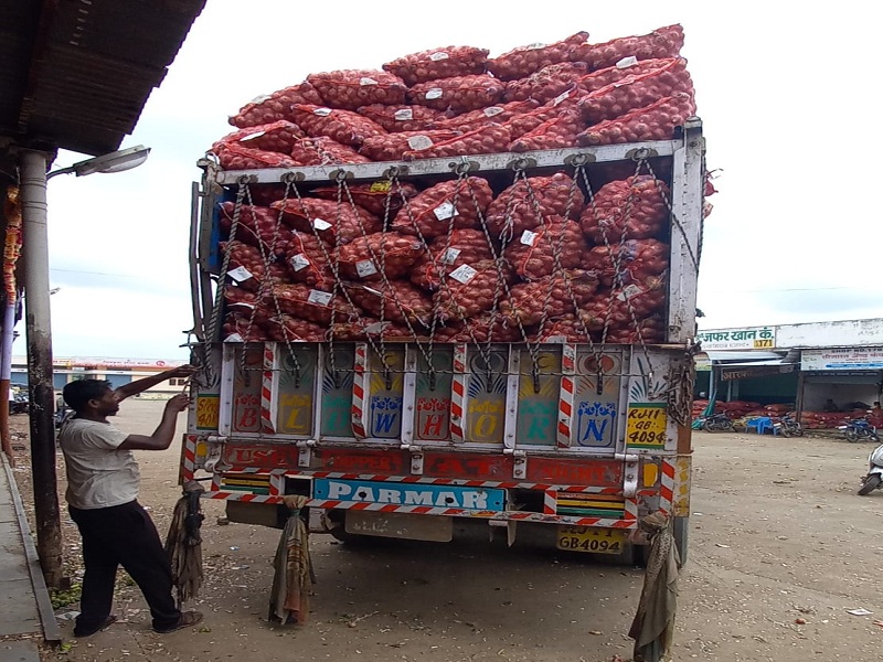Comfortable! Demand for Aurangabad's onion from Delhi, Odisha | दिलासादायक ! औरंगाबादी कांद्याला दिल्ली, ओडिशातून मागणी