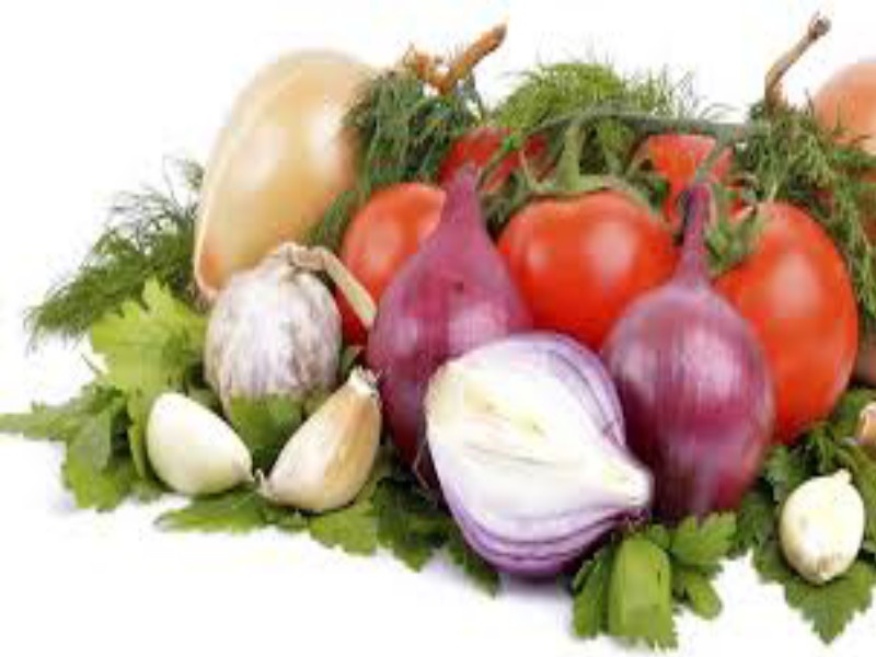 Onion is precious; Tomato prizes is decreased | कांदा अनमोल; टोमॅटो मातीमोल