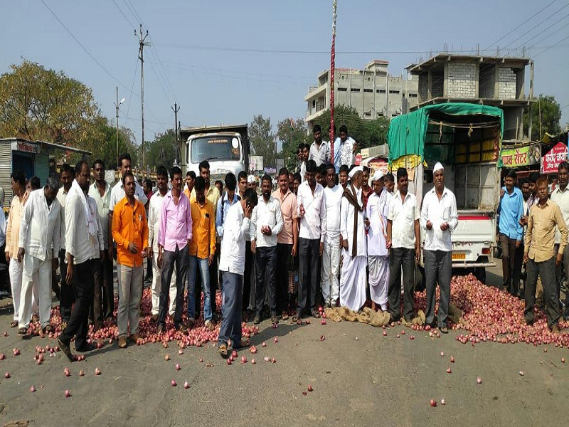 On the street, on the street after farmers got a low rate in parvaya, onion kaanta | परंड्यात शेतकऱ्यांनी अल्प दर मिळाल्याने रस्त्यावर फेकला कांदा