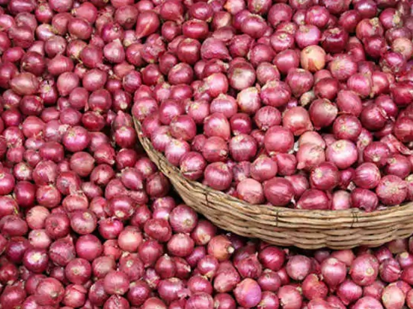 Export tariff on onion increased, import from Pakistan to keep prices under control | भाव आटोक्यात ठेवण्यासाठी पाकिस्तानमधून होणार कांद्याची आयात, निर्यात शुल्कही वाढवले