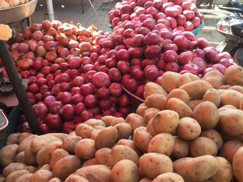 onion, potato, rate increasing in Pune | पुण्यात कांदा, बटाटा, लसूण, प्लॉवर, सिमला मिरची महागली