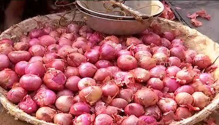 Solapur Bazar Committee tops the list in onion turnover | Berking; कांदा उलाढालीत सोलापूर बाजार समिती राज्यात अव्वल