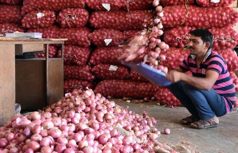 Take stern action against those who hoard onions: Directives of Collector Thakre | कांद्यांची साठेबाजी करणाऱ्यांवर कडक कारवाई करा : जिल्हाधिकारी ठाकरे यांचे निर्देश