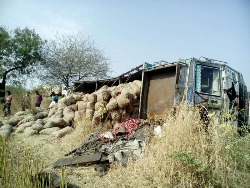 Washim: A truck carrying onion turned on Kinniraja; Truck driver serious | वाशिम : किन्हीराजाजवळ कांदा घेवून जाणारा ट्रक उलटला; ट्रकचालक गंभीर