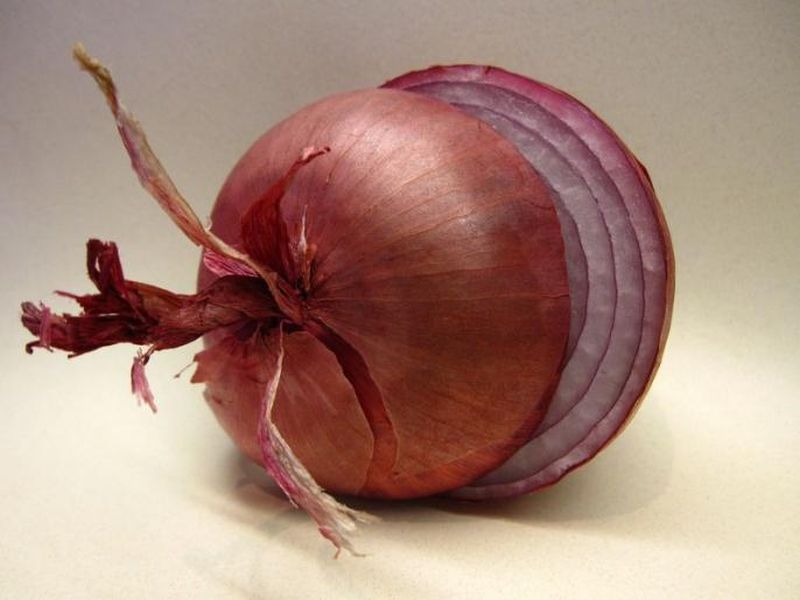 benefits of red onion for health skin and hair | लाल कांद्याचे 'हे' आरोग्यदायी फायदे तुम्हाला माहीत आहेत का?