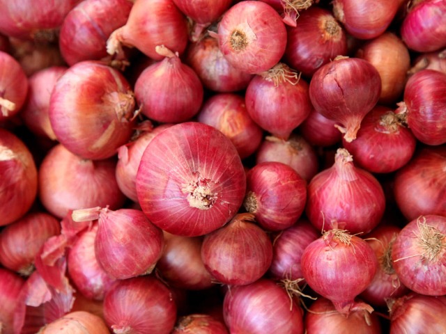 The ‘redness’ of summer onions fades | उन्हाळ कांद्याची ‘लाली’ फिकी