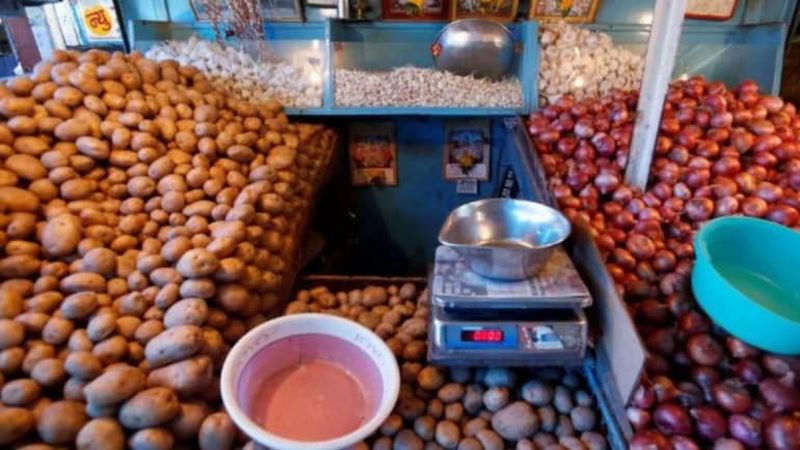 Onions and potatoes price rise in khamgaon | कांदे,बटाट्यांचे दर गगनाला