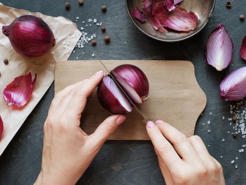 how to cut an onion without crying or without tears | कांदा कापताना डोळ्यांतून पाणी येतयं? 'हे' उपाय ठरतील फायदेशीर!