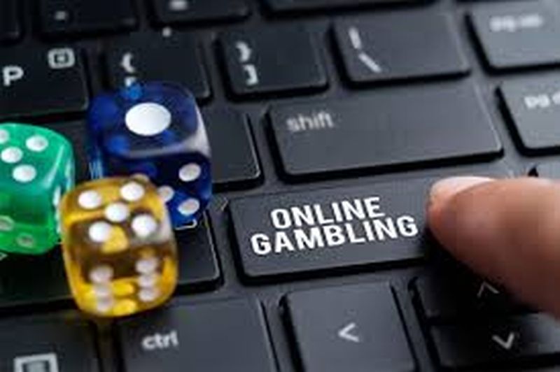 Raid on online gambling; 12 arrested |  ऑनलाइन जुगारावर छापा; १२ जणांना अटक 