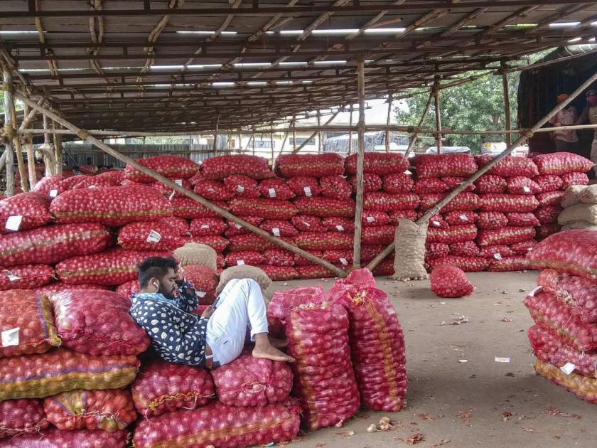 Onion export ban finally withdrawn, export approved at Rs 64 per kg; 500 per quintal increased rates | कांदा निर्यातबंदी अखेर घेतली मागे, ६४ रुपये प्रतिकिलोने निर्यातीस मान्यता; प्रतिक्विंटल ५०० रुपयांनी वाढले दर
