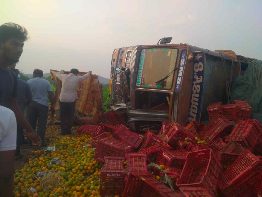 An orange truck overturned on the Nanded to Hingoli national highway, the driver was killed on the spot | संत्र्यांचा ट्रक नांदेड ते हिंगोली राष्ट्रीय महामार्गावर उलटला, अपघातात चालक जागीच ठार