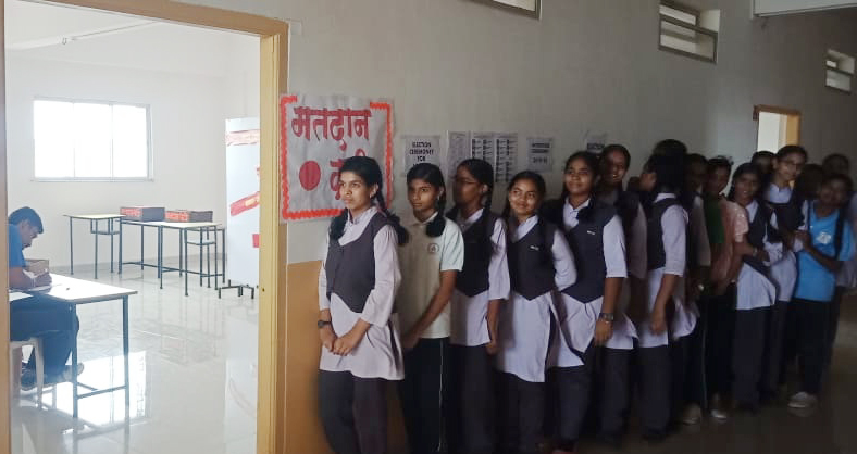 A celebration of democracy at the Nagesh Karajji Orchid School in Solapur | सोलापुरातील नागेश करजगी आॅर्किड शाळेत रंगतो लोकशाहीचा उत्सव