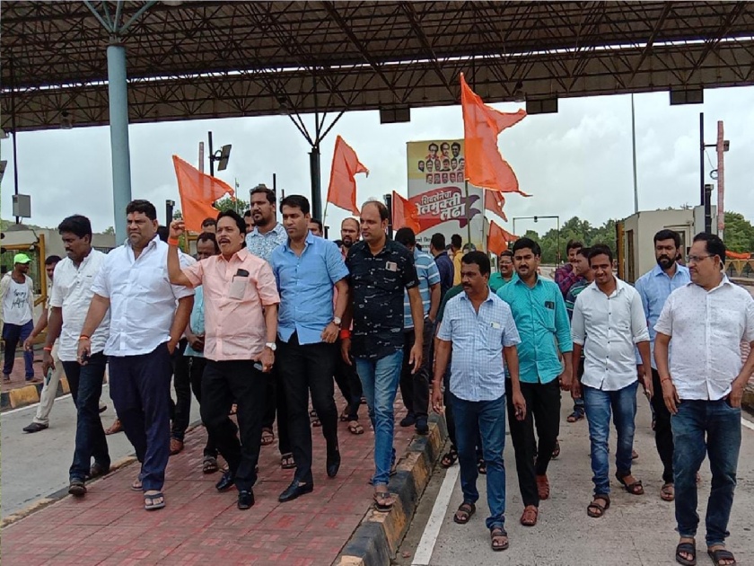 Shiv Sena protests on Osargaon toll plaza, warning of intense agitation if toll exemption is not given | ओसरगाव टोलनाक्यावर शिवसेनेची निदर्शने, टोलमाफी न केल्यास तीव्र आंदोलनाचा इशारा