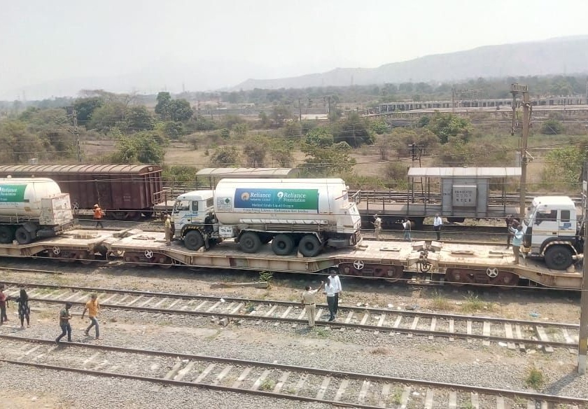 The first Oxygen Express arrived in Mumbai from gujarat; After traveling 860 km, 3 tankers arrived | Oxygen: दिलासादायक! पहिली ऑक्सिजन एक्सप्रेस मुंबईत आली; ८६० किमी प्रवास करून ३ टँकर दाखल