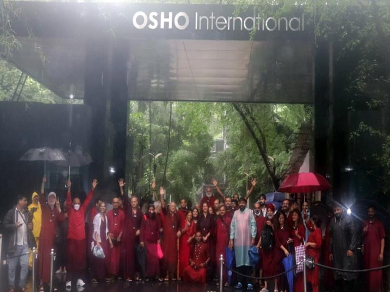 Osho refused to enter the ashram on Gurupournima Movement of followers in heavy rain | Osho Ashram: गुरुपौर्णिमेलाच ओशो आश्रमात प्रवेश नाकारला; भर पावसात अनुयायांचे आंदोलन