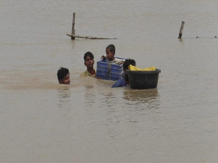 Flood in UP PM Narendra Modi's constituency Varanasi; There is no help, the villagers are angry | Flood in UP: पंतप्रधान नरेंद्र मोदींच्या मतदारसंघाला पूराचा फटका; मदतीला कुणीच नाही, गावकरी संतापले