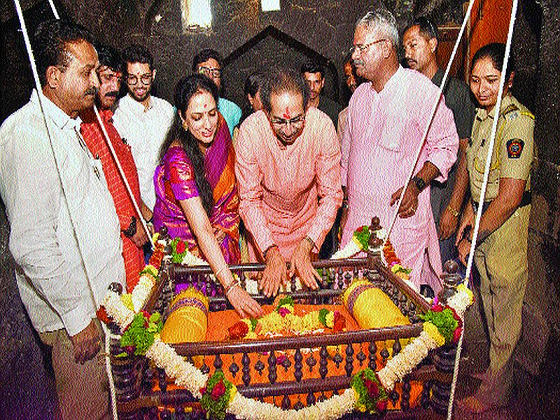 Chief Minister Uddhav Thackeray visited Shivaji Maharaj's birth place on the fort of Shivneri | शिवरायांच्या मार्गानेच राज्याचा कारभार चालेल: मुख्यमंत्री