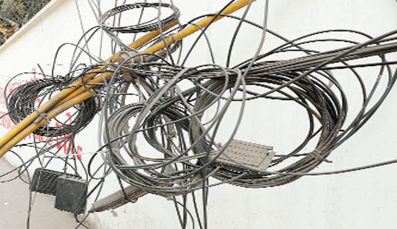 Mobile companies weave overhead cable network in Akola | अकोला शहरात मोबाइल कंपन्यांनी विणले ‘ओव्हर हेड’केबलचे जाळे