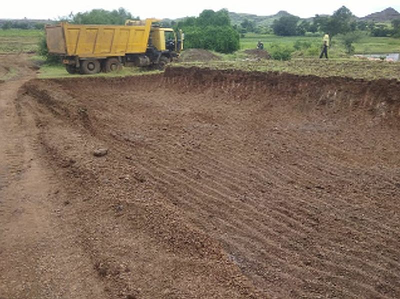 Accused of illegal minor excavation from the field | शेतातून अवैध गौणखनिज उत्खननाचा आरोप