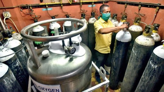 Baap Re .... One lakh oxygen cylinders in Solapur district ran out in twenty five days | बाप रे.... पंचवीस दिवसात सोलापूर जिल्ह्यातील एक लाख ऑक्सिजन सिलिंडर संपले