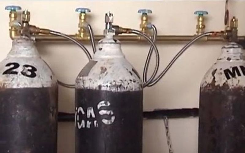 Oxygen cylinder tubes in Akola GMC leak frequently! | जीएमसीत ऑक्सिजन सिलिंडरच्या नळ्या वारंवार होताहेत लीक!
