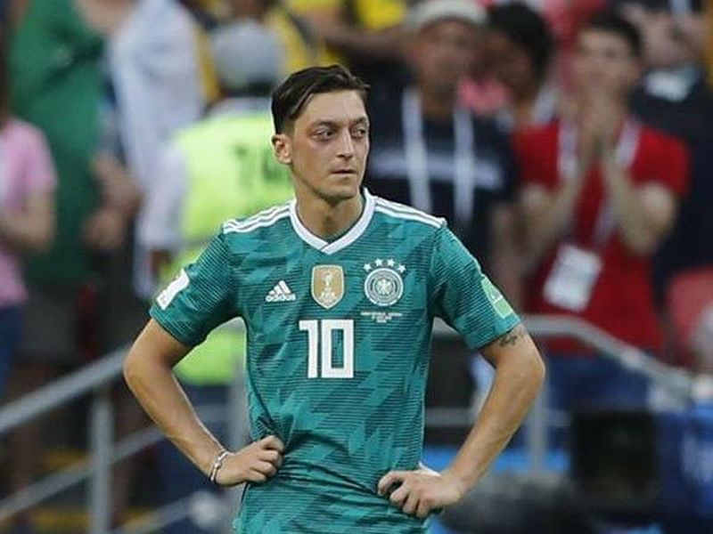 Mesut Ozil announces retirement | जगज्जेत्या संघातील फुटबॉलपटू वर्णद्वेषी टीकेचा बळी, घेतला टोकाचा निर्णय
