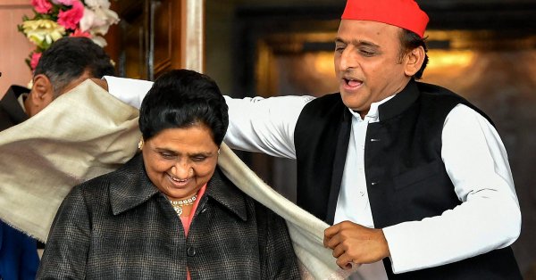 Mayawati-Akhilesh's alliance does not have any magic! BJP domination | लोकसभा निवडणूक निकाल 2019 : मायावती-अखिलेश यांच्या गठबंधनची जादू चाललीच नाही! भाजपचे वर्चस्व