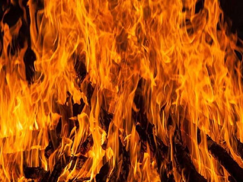 Flammable material exploded in Thergaon and started a fire | थेरगावात ज्वलनशील पदार्थांचा स्फोट होऊन लागली आग