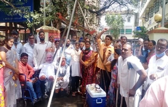Central government protests by 'blood you'; Movement of Divyang brothers in Pune | 'रक्त तुला' करून केंद्र सरकारचा निषेध; पुण्यात दिव्यांग बांधवांचे आंदोलन
