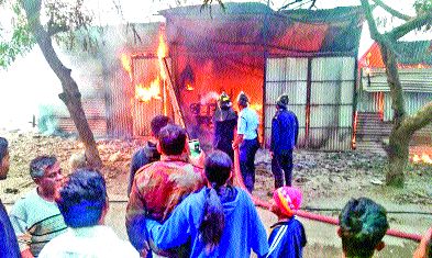 fire at the shops of Bibvewadi | बिबवेवाडी येथे पत्र्यांच्या दुकानांना भीषण आग