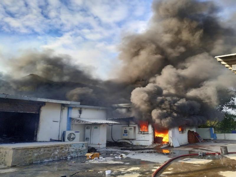 A huge fire broke out at a sanitizer manufacturing company at Pirangut MID in Pune | BREAKING: पुण्यात MIDC मधील सॅनिटायझर तयार करणाऱ्या कंपनीला भीषण आग,२० जणांचा होरपळून मृत्यू