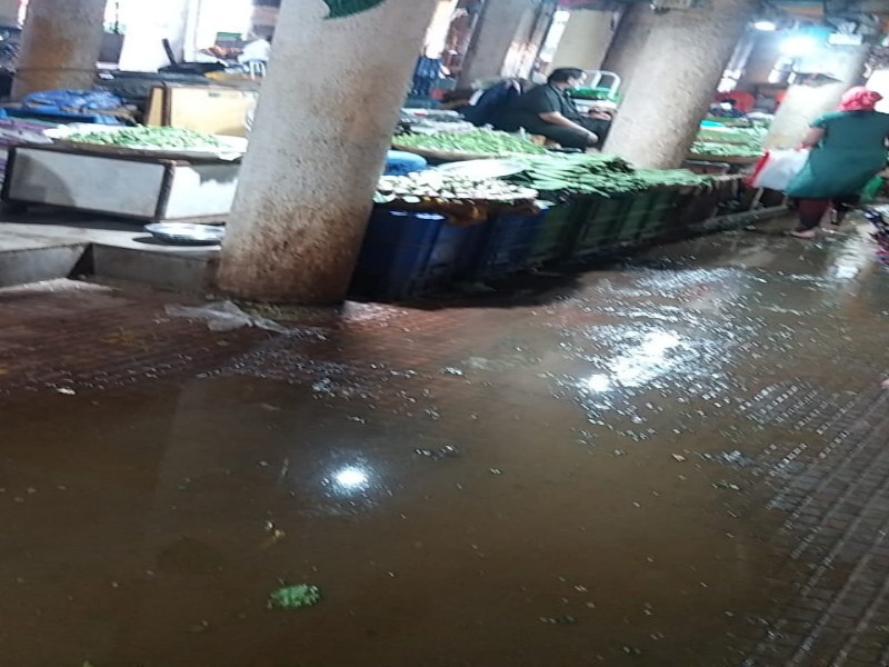 Rain water leak in vegetable market in Pimpri, consumers with vendors have to bear the burden | पिंपरीतील भाजीमंडईत पावसाच्या पाण्याची गळती, विक्रेत्यांसह ग्राहकांना सहन करावा लागतोय त्रास