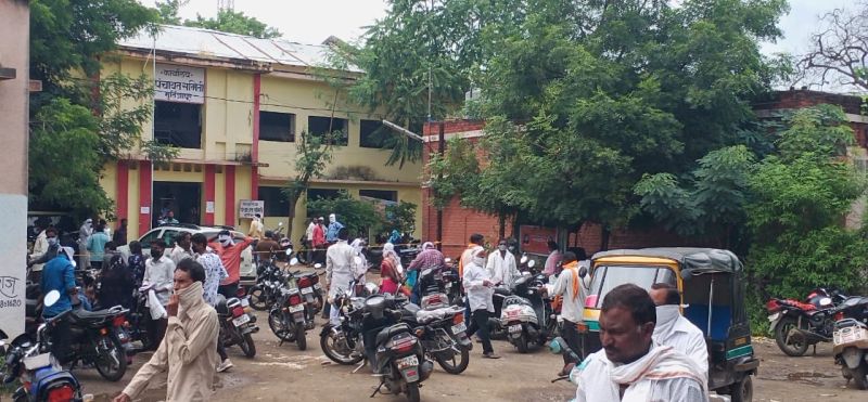 'Home quarantine' corona patients wandering in murtijapur city | 'होम क्वारंटीन' कोरोनाबाधित रुग्णांचा मुक्तसंचार