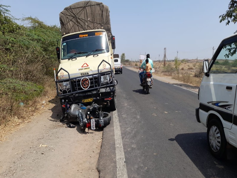 Pune Pandharpur palanquin highway tempo driver hit two wheeler Father and son injured | पुणे - पंढरपूर पालखी महामार्गावर टेंपोचालकाची दुचाकीला जोरदार धडक; पिता - पुत्र जखमी
