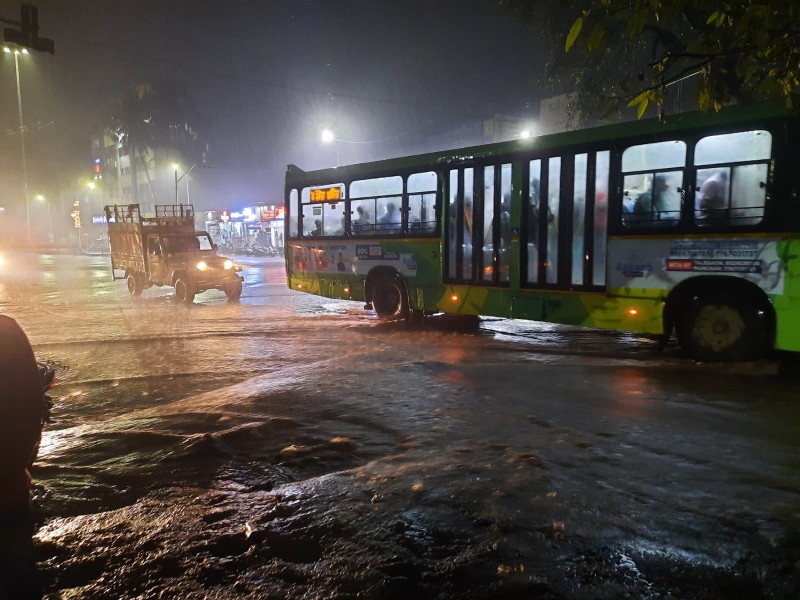 Pune was hit by thunder and lightning | Heavy Rain: ढगांचा गडगडाट अन् विजेच्या कडकडाटात पुण्याला पावसाने झोडपले