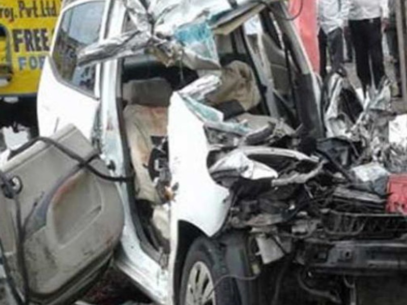 Terrible accident on Pune-Solapur National Highway; Both died on the spot, while the driver was seriously injured | पुणे सोलापूर राष्ट्रीय महामार्गावर भीषण अपघात; दोघे जागीच ठार, तर चालक गंभीर जखमी
