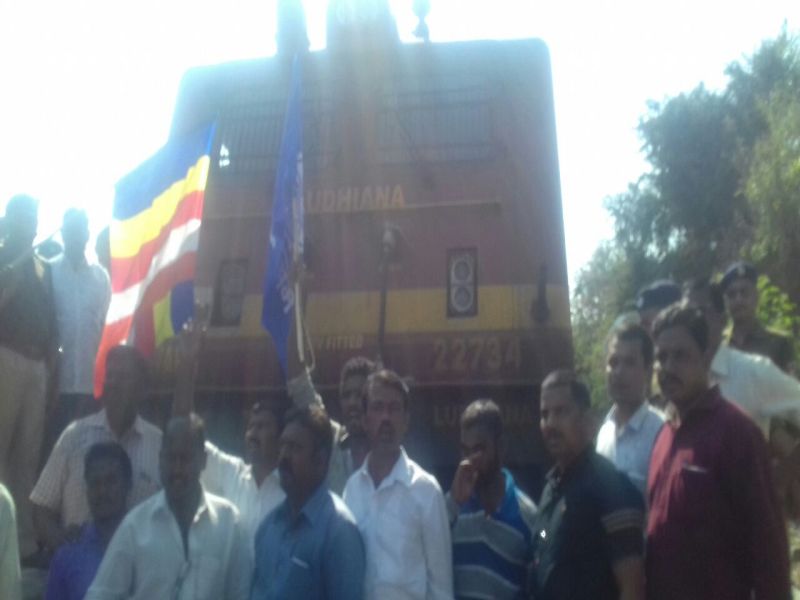 Railway Stop Movement in Pachora, against Bhima-Koregaon incident | भीमा-कोरेगाव घटनेच्या निषेधार्थ पाचोरा येथे रेल्वे रोको आंदोलन