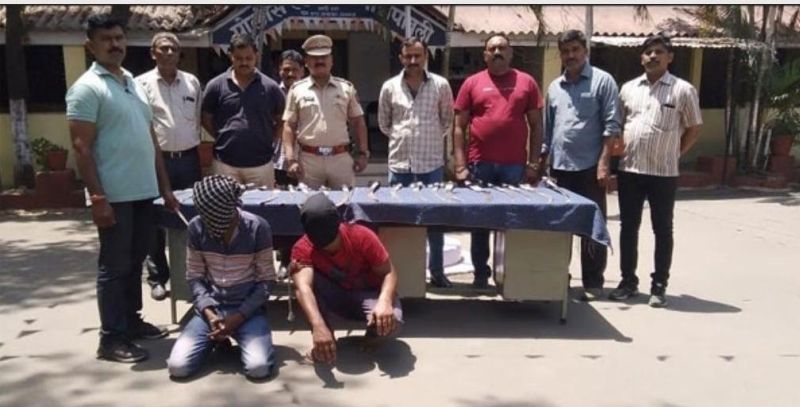 Stalk of swords seized in Panchpawali at Nagpur | नागपुरातील पाचपावलीत तलवारींचा साठा जप्त