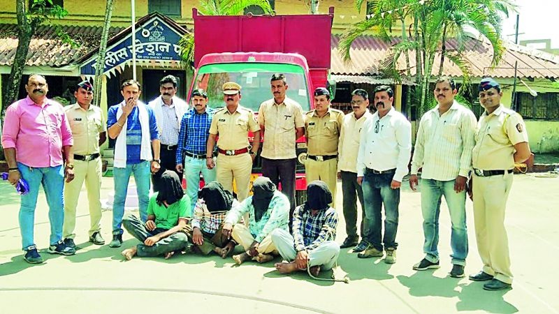 Rescue of slaughtered animals in Nagpur | नागपुरात कत्तलखान्यातील जनावरांची मुक्तता 