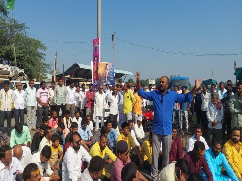 OBC agitation in Sindkhed Raja over attack on gopichand padalkar | सिंदखेड राजा येथे ओबीसी बांधवांचा रास्ता रोको