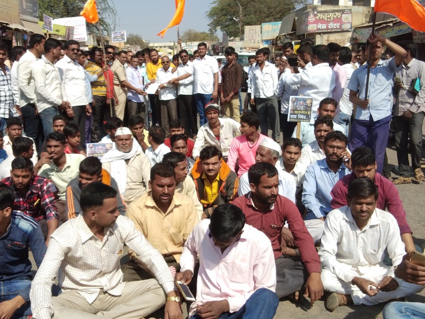 Stop the road from Karjatla Rajput community to ban the film 'Padmavat' | ‘पद्मावत’ चित्रपटावर बंदी घालावी, यासाठी कर्जतला राजपूत समाजाचा रास्ता रोको