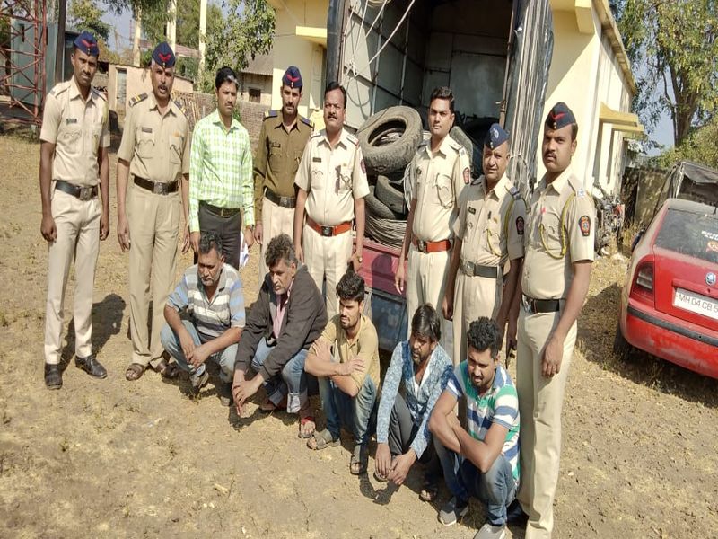 Five accused arrested on theft of wire in Malkheda Shivar | मालखेडा शिवारातील तार चोरीप्रकरणी पाच आरोपींना अटक