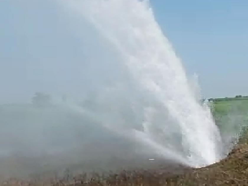 Kalammawadi direct pipe project leaks between Kurdu, lakhs of liters of water wasted | Kolhapur: काळम्मावाडी थेट पाईपलाईन योजनेला कुर्डूमध्ये गळती, लाखो लिटर पाणी वाया 