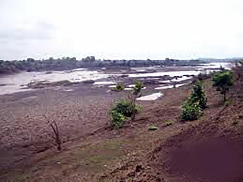 Painganga river deepening, widening stopped | पैनगंगा नदीचे खोलीकरण, रूंदीकरण रखडले !