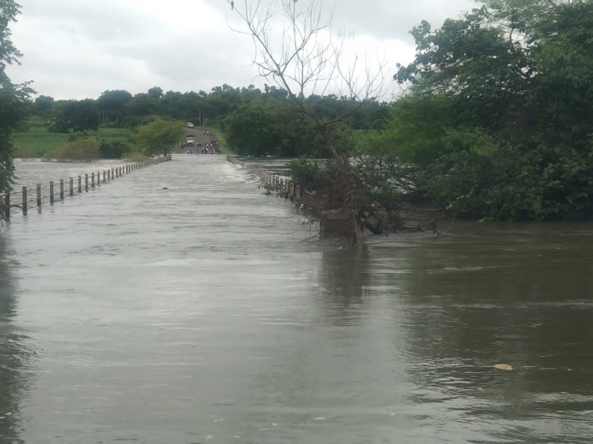Discharge from Isapur Dam; Vidarbha-Marathwada connectivity was closed as the bridge went under water on Painganga river | इसापूर धरणातून विसर्ग; पैनगंगावरील पूल पाण्याखाली गेल्याने विदर्भ-मराठवाडा संपर्क तुटला