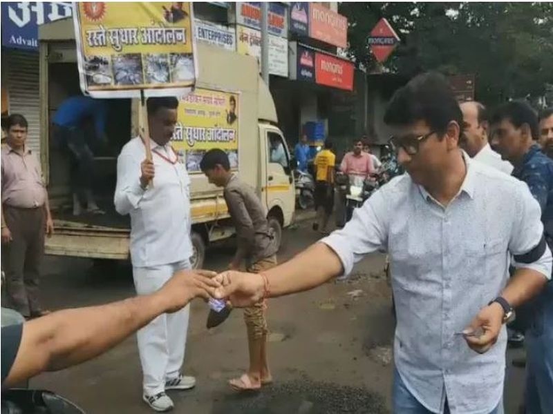 Bhiwindikar distributed panciller pills and agitation against potholes | भिवंडीकरांनी पेनकिलर गोळ्यांचं वाटप करुन खड्ड्यांविरोधात आंदोलन