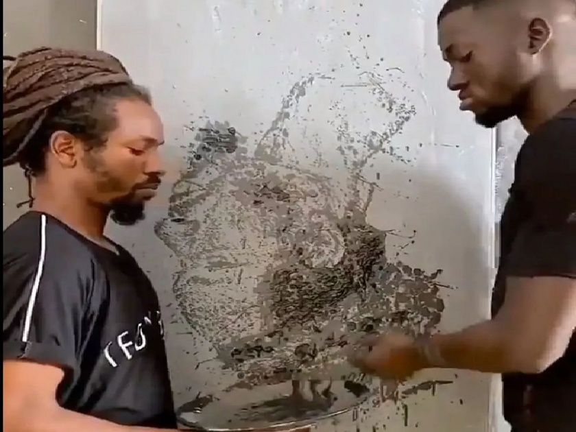 Video: Artist creates portrait of man flicking paint on the wall | Video : आर्टिस्टने भिंतीवर रंग फेकून-फेकून तयार केला व्यक्तीचा चेहरा, बघाल तर व्हाल थक्क....